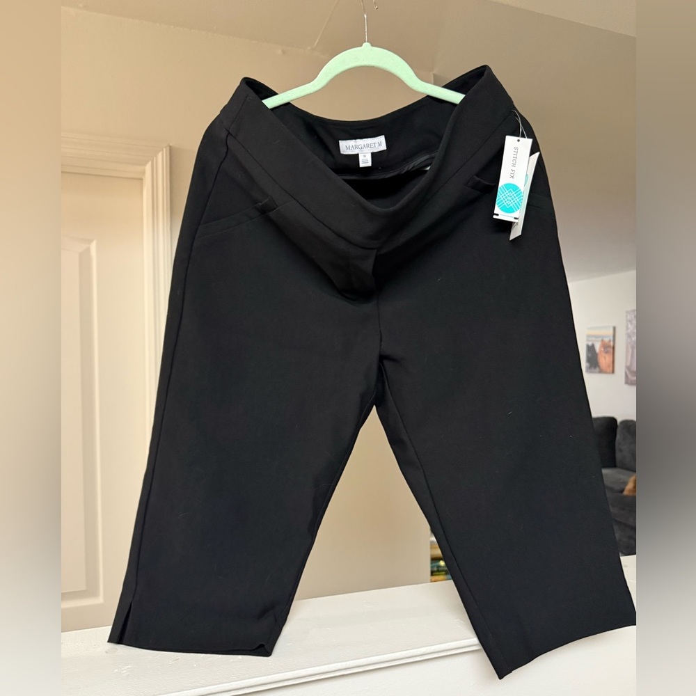 Margaret M Black Capris Straight-Leg Pants